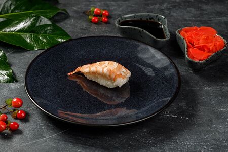 Суши с креветкой