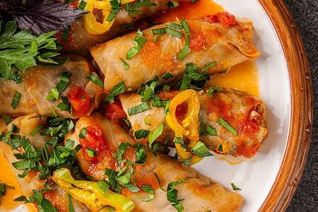 Долма в капустных листьях