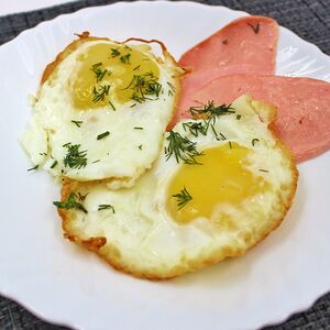 Яичница с колбасой