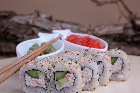 Ролл Калифорния в кунжуте