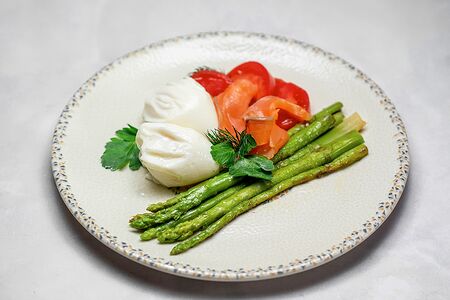 Спаржа с лососем и яйцом пашот