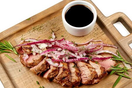 Ростбиф с маринованным луком