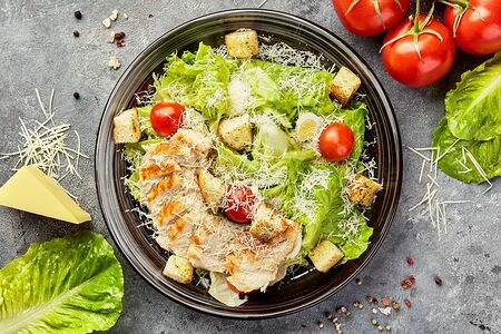 Салат Цезарь с куриной грудкой