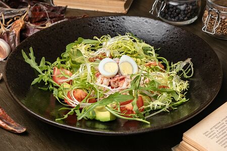 Салат из Дальневосточного краба с авокадо и спелым помидором