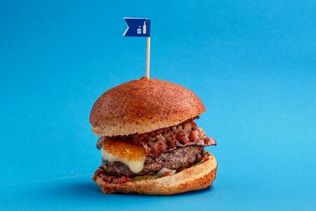 Фирменный чизбургер с беконом и моцареллой