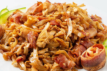 Лапша с беконом и яйцом