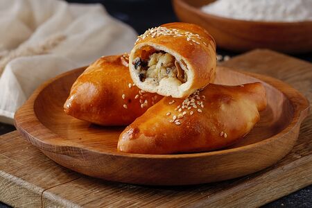 Пирожок с картофелем и грибами