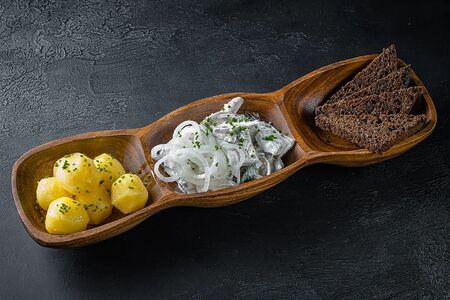 Грузди в сметане с теплым картофелем