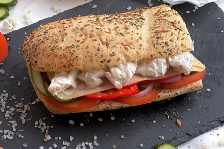 Сэндвич Курица в сливочно-чесночном соусе