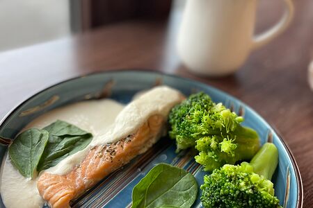 Стейк лосося с брокколи