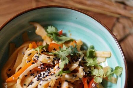 Вок с морепродуктами в соусе том ям