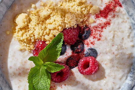 Каша овсяная с сезонными ягодами и протертой малиной