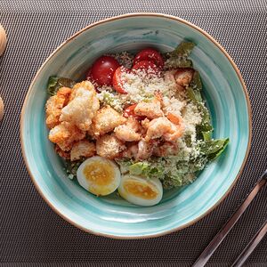 Листья салата с жареными креветками