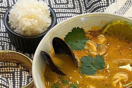 Том ям с морепродуктами