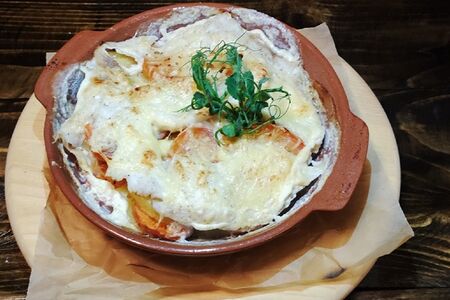 Судак запечённый с картофелем под сметанным соусом