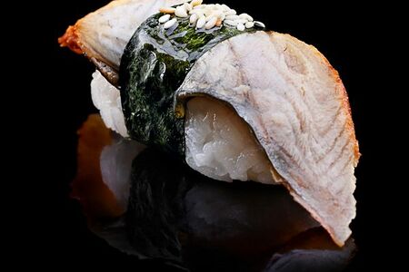 Нигири с копченым угрем