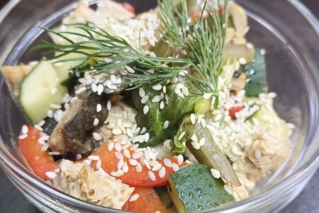 Салат с копченым угрем и омлетом Томаго