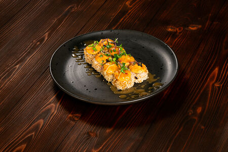 Запеченный ролл с цыпленком и ананасом