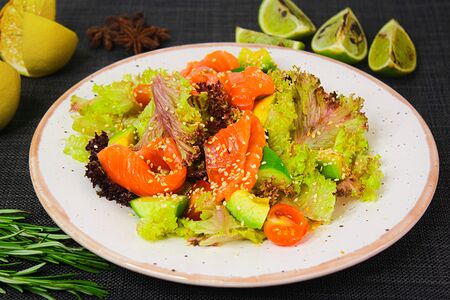 Салат со слабосоленым лососем и авокадо