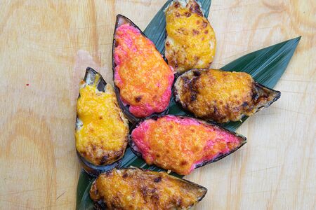 Мидии, запечённые под сыром, ассорти