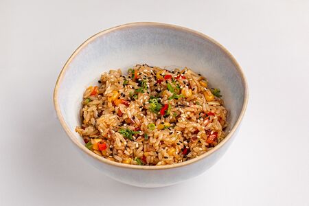 Жареный рис по-янчжоуски с овощами