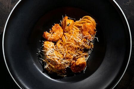 Паста с креветками, базиликом и сыром бри