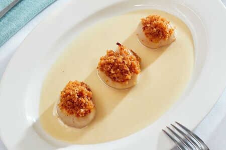 Гребешки с боттаргой и соусом бер блан