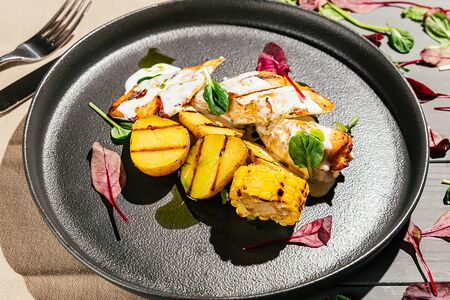 Куриное филе с сырным муссом и запечённым картофелем