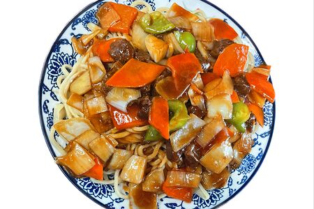 Отварная лапша с тушеной говядиной