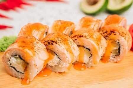 Опаленный ролл Огненный лосось