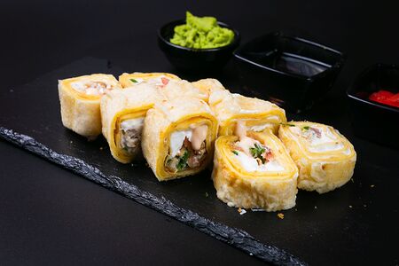 Горячий ролл Тортилья с курицей и спайси соусом