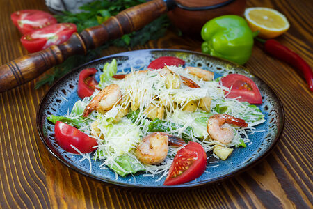 Салат Цезарь с креветками