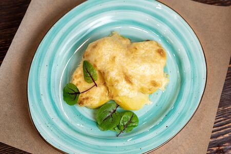 Картофель, запеченный под сыром