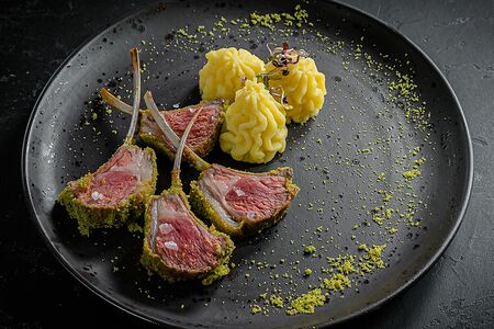 Каре ягненка с картофельным пюре