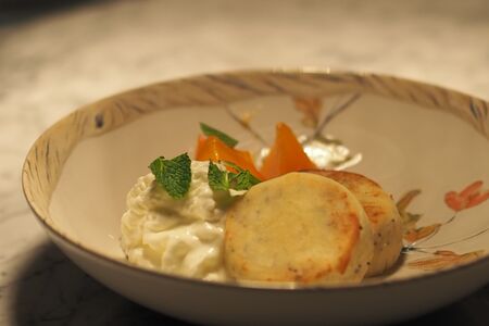 Сырники с сезонной историей и сметанным соусом