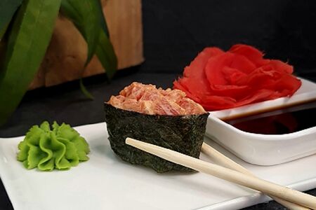 Гункан с тунцом