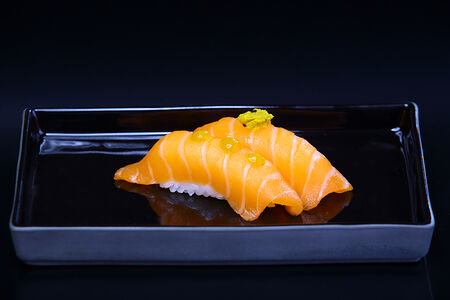 Суши с лососем