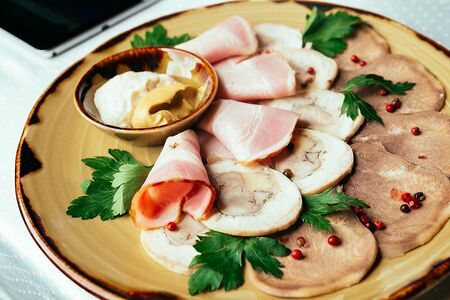 Тарелка мясных специалитетов