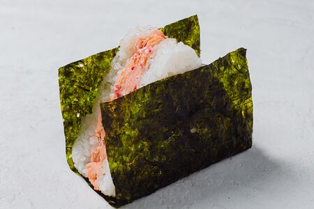 Онигири с лососем