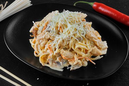 Сливочный вок с курицей и лапшой