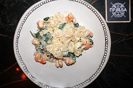 Фарфалле с креветками и шпинатом