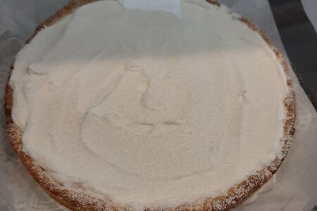 Пирог с вишней, сливками на песочном тесте