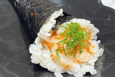 Темаки Гребешок с икрой летучей рыбы