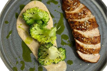 Д Стейк куриный с брокколи и ореховым соусом