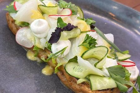 Бутерброд со слабосолённым палтусом