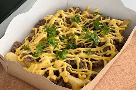 Фирменная картошка фри в сырном соусе с фаршем