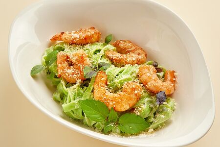 Зеленая паста с тигровыми креветками