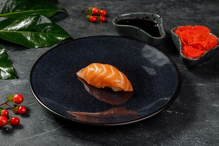 Суши с лососем