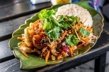 Креветки с кальмарами в кисло-сладком соусе с ананасом