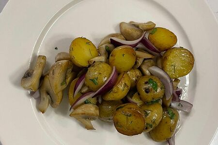 Молодой картофель жареный с грибами